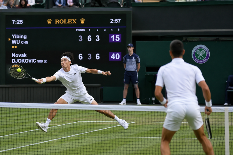 зроби фото 1200 на 800 Yibing Wu vs Novak Djokovic Wimbledon