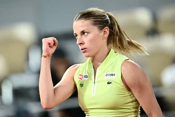 Rebecca Sramkova vs Maja Chwalinska